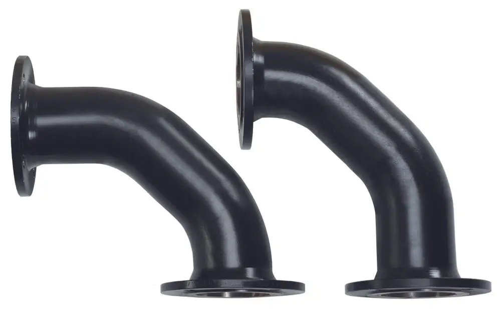 Zwei schwarze Rohrbögen mit Flanschen, die für eine 90-Grad-Eckaufstellung geeignet sind. Produkt von Vaillant für die Installation in Kaskaden.